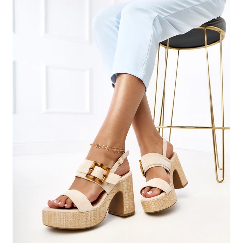 Beige sandaler på posten dekoreret med Elevira -klemme 2