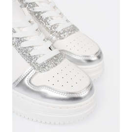 Shelvt Hvide og sølv sneakers med skinnende detaljer flerfarvet 1