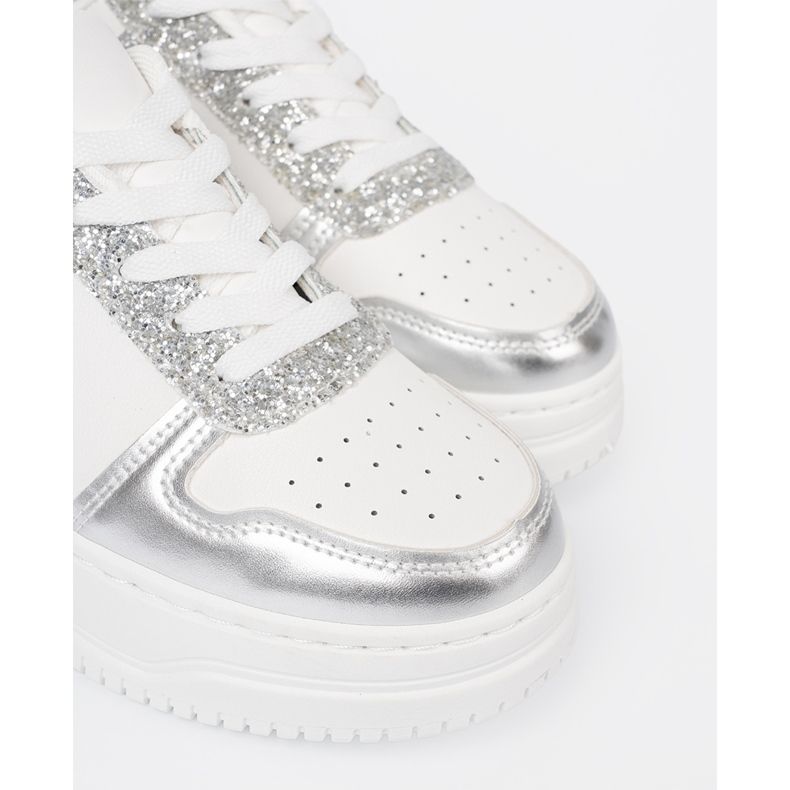 Shelvt Hvide og sølv sneakers med skinnende detaljer flerfarvet 1