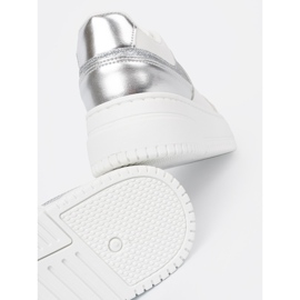 Shelvt Hvide og sølv sneakers med skinnende detaljer flerfarvet 2