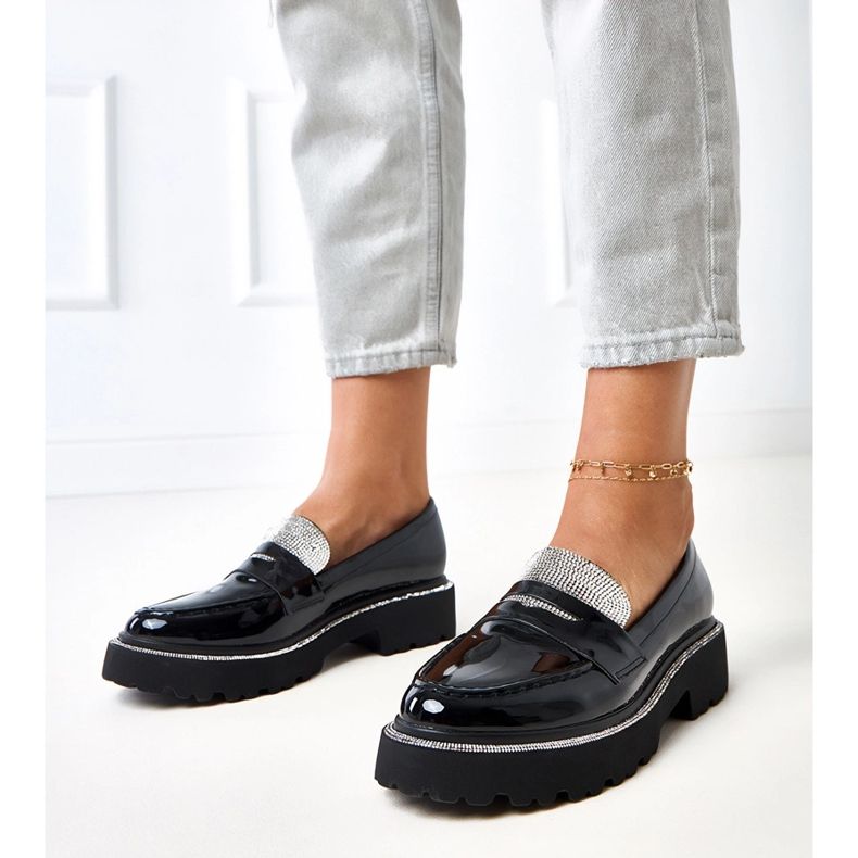 Sorte lakerede loafers dekoreret med laures zirkoner 1