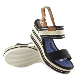 Sorte sandaler på kilehæl D-37 sort 2