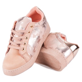 Lyserøde sneakers på bindingen 1