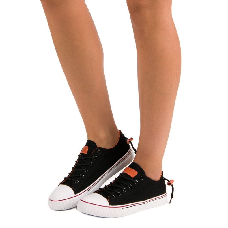 Sorte sneakers 1