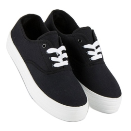 Sorte sneakers på platformen 1