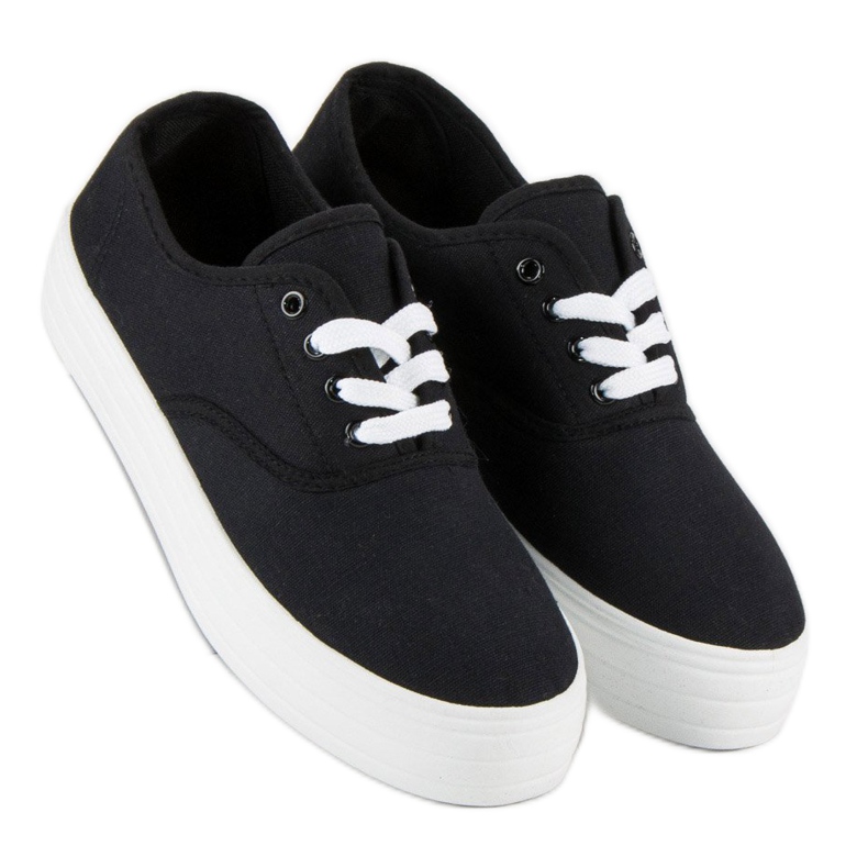 Sorte sneakers på platformen 1
