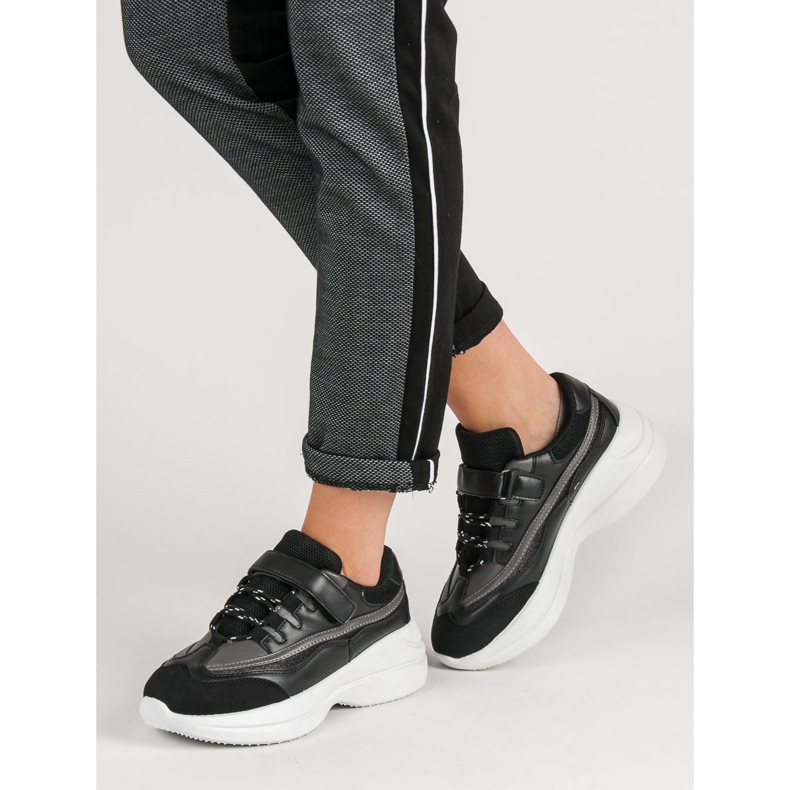 Moderigtige sorte sneakers 1