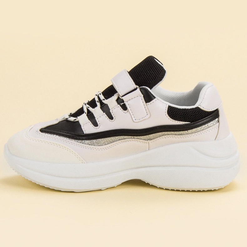 Moderigtige hvide og sorte sneakers 1