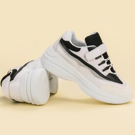 Moderigtige hvide og sorte sneakers 2