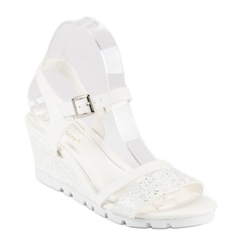 Ideal Shoes Hvide kile sandaler 2