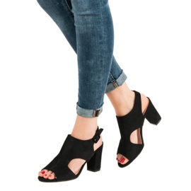 Åbne sandaler på et indlæg sort 1