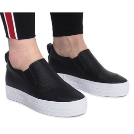 Sorte åbnede sneakers på en Rockvale -kile 2