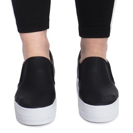 Sorte åbnede sneakers på en Rockvale -kile 1