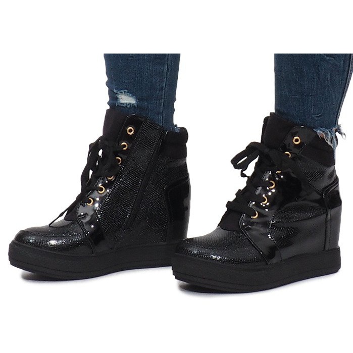 Sort lakerede sneakers på Snake wedge 2