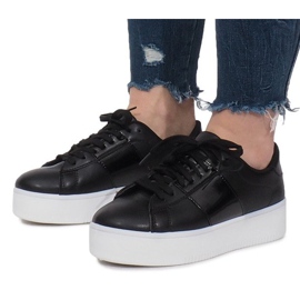 Sorte sneakers på Livet De Lux -platformen 1