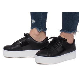 Sorte sneakers på Livet De Lux -platformen 2