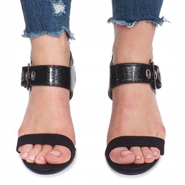 Sorte sandaler på en Colier -stolpe 1