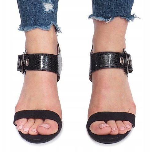 Sorte sandaler på en Colier -stolpe 1