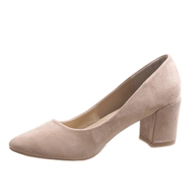 Beige ruskindspumper på D-1228 søjlen 1