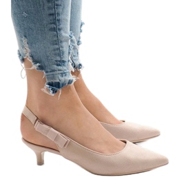 Beige pumps på en B-43 hæl 1