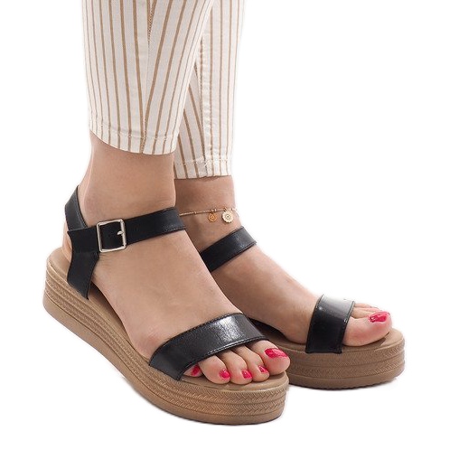 Sorte sandaler på platformen 22-07 1
