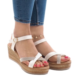 Hvide sandaler på WS8816 platformen 1