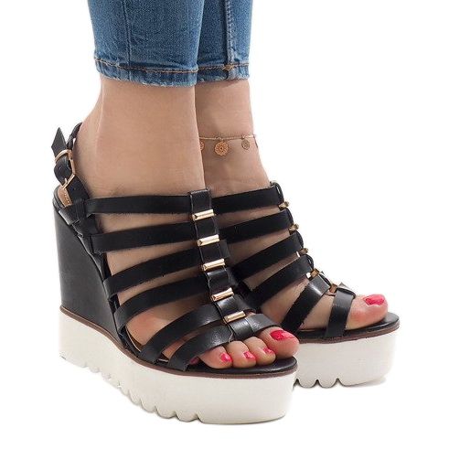 Sorte sandaler på MC-12 platformen 1