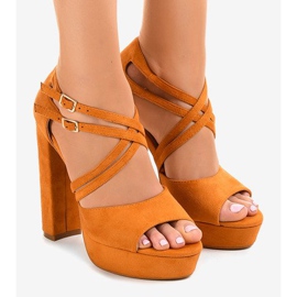 Orange sandaler på stolpe ruskind D09 1