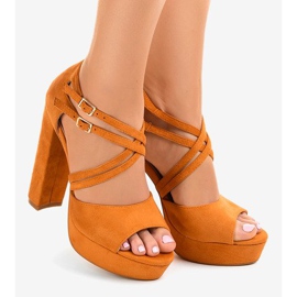 Orange sandaler på stolpe ruskind D09 2