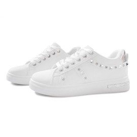 Hvide sneakers med Lucette nitter 2