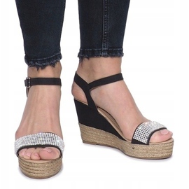 Sorte sandaler på en delikat Diamond Shine kilehæl 1