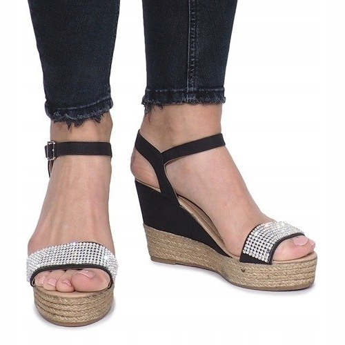 Sorte sandaler på en delikat Diamond Shine kilehæl 1