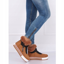 Sneakers isoleret brun NB311 Camel 1