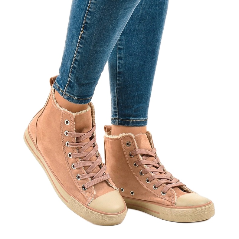 Lyserøde isolerede sneakers T-040 sort 1