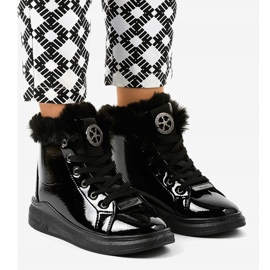 Varme sortlakerede sneakers TL135-6 1