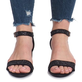 Sorte sandaler på Montana -stolpen 1