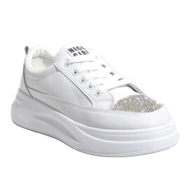 Hvide sneakers sneakers dekoreret med G140-2 1