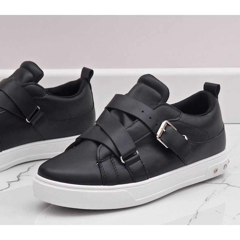Sorte sneakers med R250 spænder 2