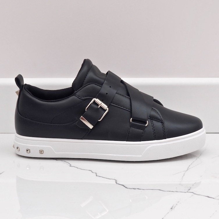 Sorte sneakers med R250 spænder 1
