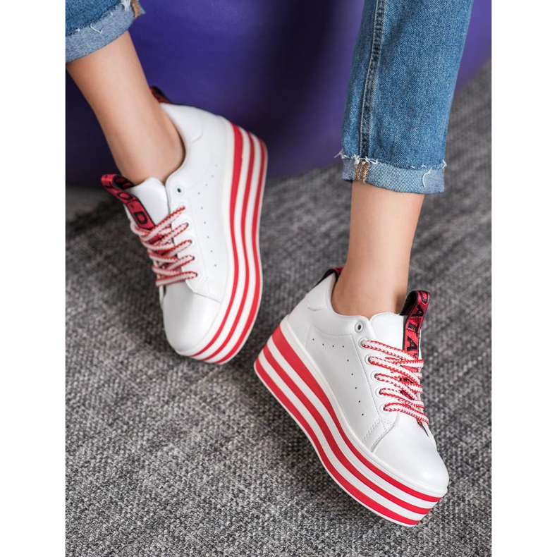 SHELOVET Sneakers på en stribet platform hvid rød 1