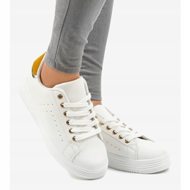 Klassiske hvide sneakers på BK-52 platformen 2