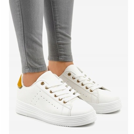 Klassiske hvide sneakers på BK-52 platformen 1