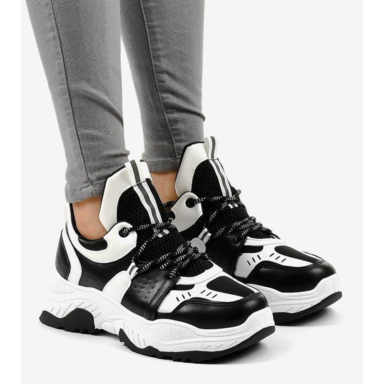 Sort-hvide kvinders sneakers CB-136 1