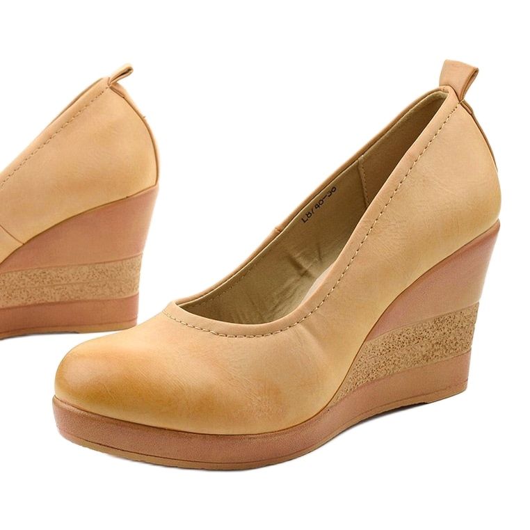 Beige pumper på kilen Deamville 1