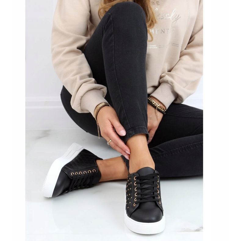 Sorte kvinders sneakers med nitter LA124P Sort 1