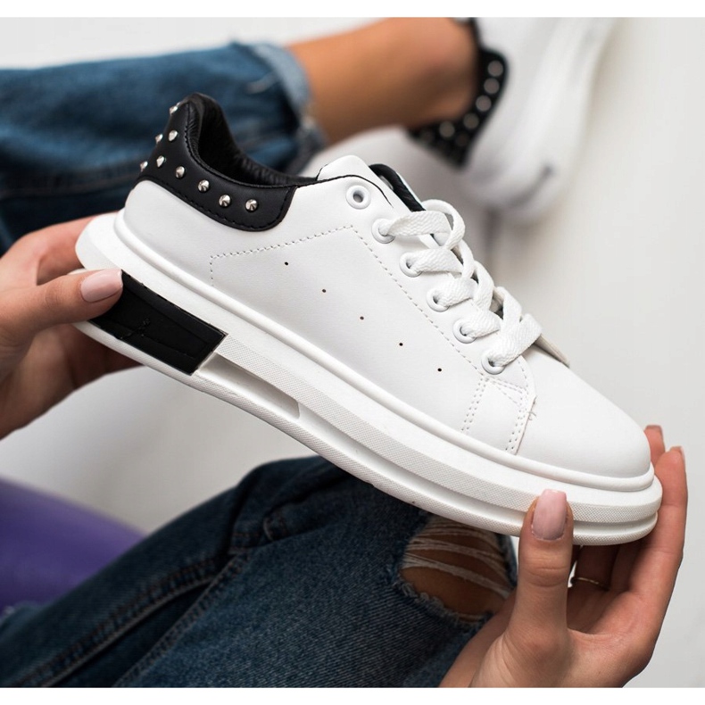 SHELOVET Sneakers med studs hvid sort 2