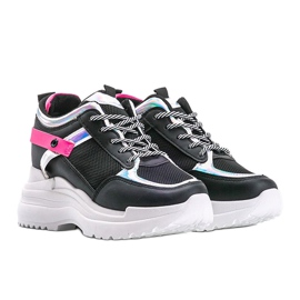 Sorte sneakers på en tyk Johan sål 1