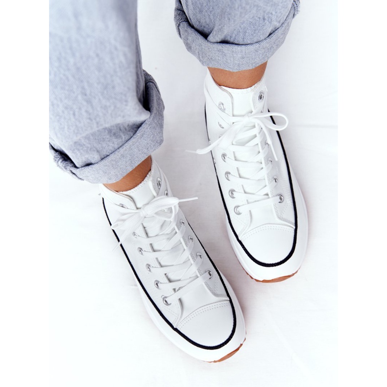 PS1 Læder -sneakers på en hvid Coachella -platform 2