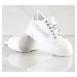 SHELOVET Hvide sneakers på modeplatformen 1