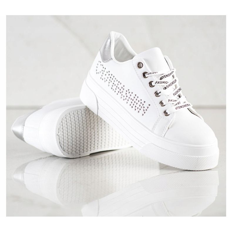 SHELOVET Hvide sneakers på modeplatformen 1